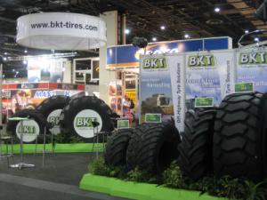 Стенд компании Balkrishna Industries Ltd. на выставке Tyrexpo Africa, которая дала BKT непревзойденную возможность презентовать свои спецшины покупателям африканского континента Стенд компании Balkrishna Industries Ltd. на выставке Tyrexpo Africa, которая дала BKT непревзойденную возможность презентовать свои спецшины покупателям африканского континента
