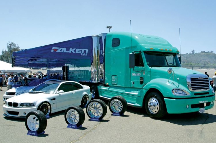 Бренд Falken на ежегодном шоу Socal Euro GTG в Южной Калифорнии