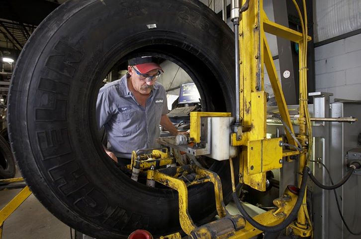 Michelin разрабатывает, производит и продает шины для всех видов транспортных средств, в том числе землеройной, сельскохозяйственной техники и тяжелых грузовиков Michelin разрабатывает, производит и продает шины для всех видов транспортных средств, в том числе землеройной, сельскохозяйственной техники и тяжелых грузовиков